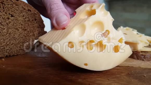 手把瑞士奶酪切碎视频的预览图
