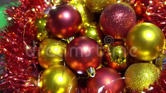 新年旋转红色和金色圣诞树玩具视频的预览图
