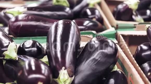商店柜台上的蔬菜茄子视频的预览图