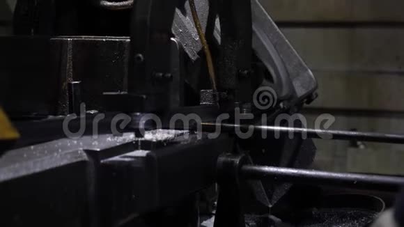 切割金属带锯有烟雾滴冷却剂视频的预览图