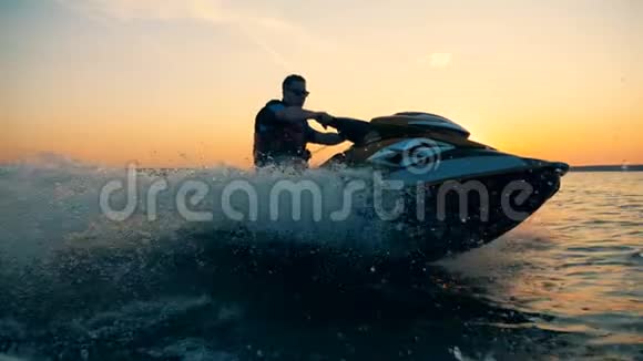 日落水景与成年男子驾驶一个摇摆不定视频的预览图