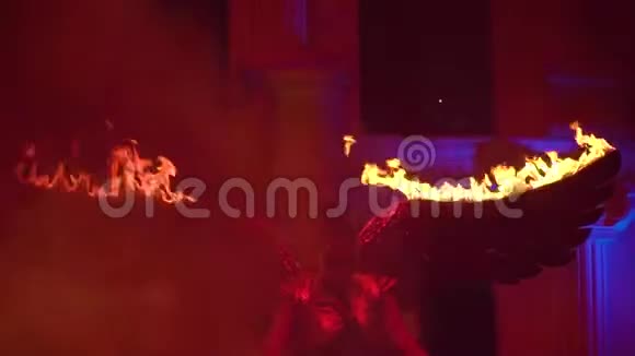 舞台上长着燃烧的翅膀的女孩视频的预览图