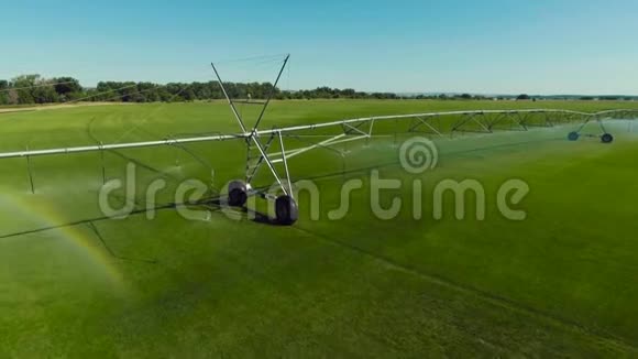 草坪场和灌溉喷灌的鸟瞰图视频的预览图