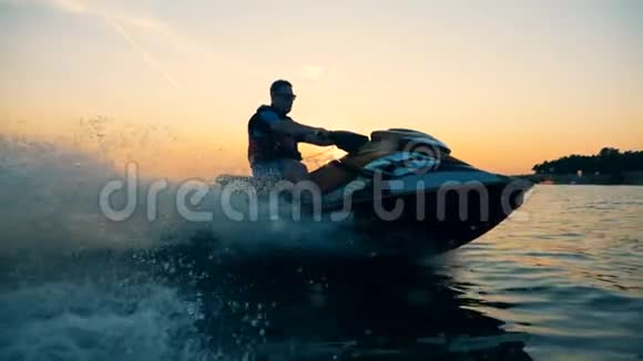 一辆水上滑板车的司机在骑车时正看着摄像机视频的预览图