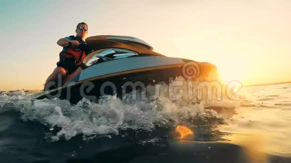 一个摇摆不定的人正被一个男性专业人士在水中驱赶视频的预览图