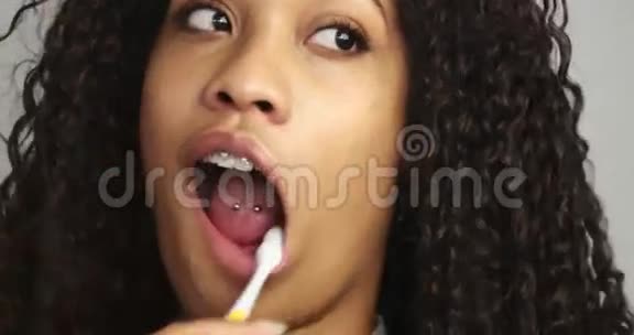 每天用牙套清洁牙齿时黑人妇女都很开心视频的预览图
