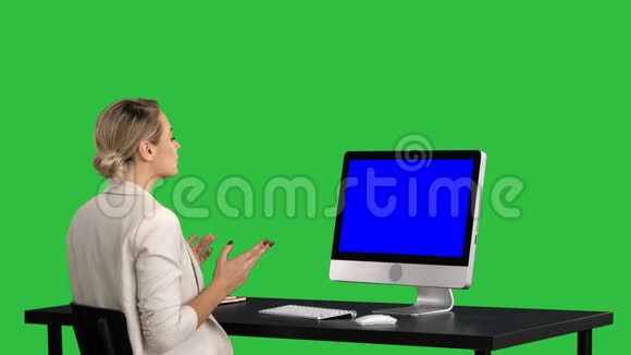 商务视频呼叫商务女性在绿色屏幕上有视频会议Chroma键蓝色屏幕模拟显示视频的预览图
