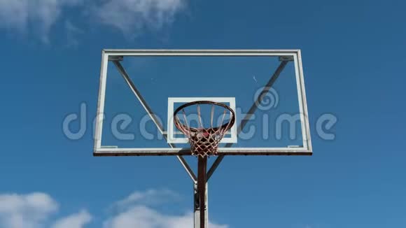篮球篮圈在天空背景时间的流逝视频的预览图