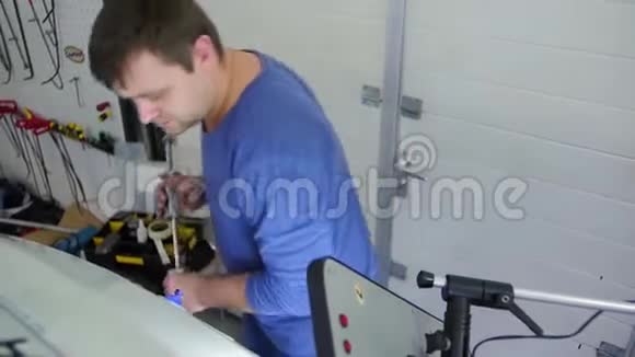 无油漆凹痕修复大师在PDR上修理汽车胶棒库存工具车间视频的预览图