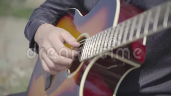人手在自然上弹吉他视频的预览图