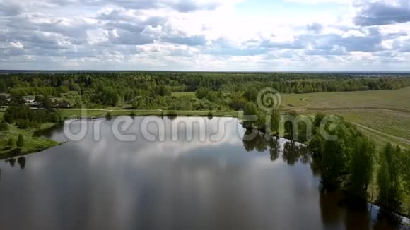 河流映出白云和绿树的轮廓视频的预览图