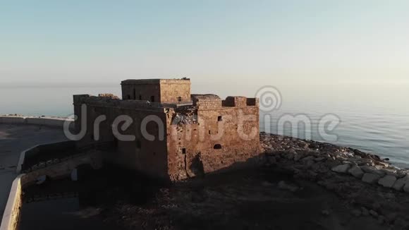 夕阳西下海上拍摄塞浦路斯帕福斯老城堡无人机航拍照片视频的预览图