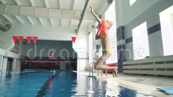 小女孩在游泳池里跳视频的预览图
