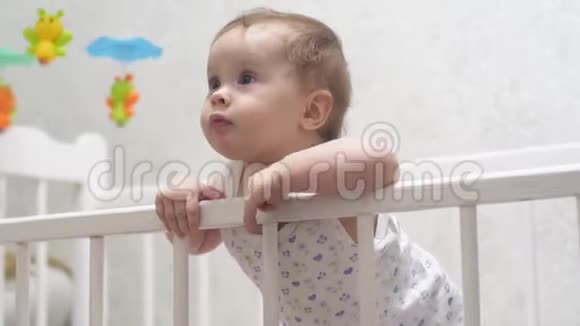 快乐的孩子站在婴儿床上宝贝宝贝视频的预览图