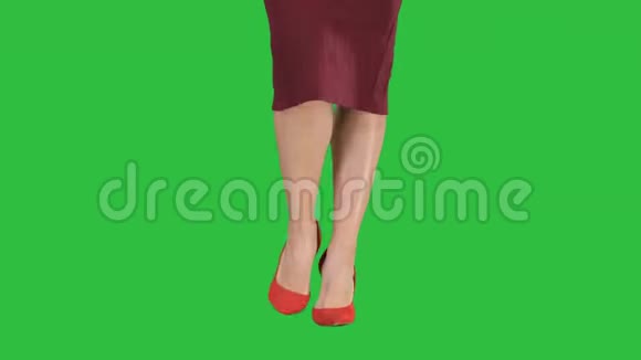 穿着高跟鞋的女人在绿色屏幕上行走的苗条的腿Chroma键视频的预览图