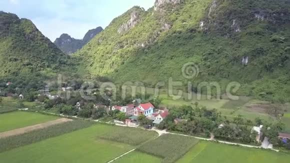 群山环绕的小镇鸟瞰视频的预览图