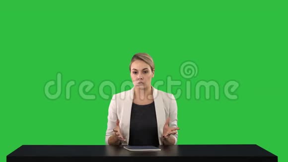 电视女主播在演播室指向侧面的绿色屏幕Chroma键视频的预览图
