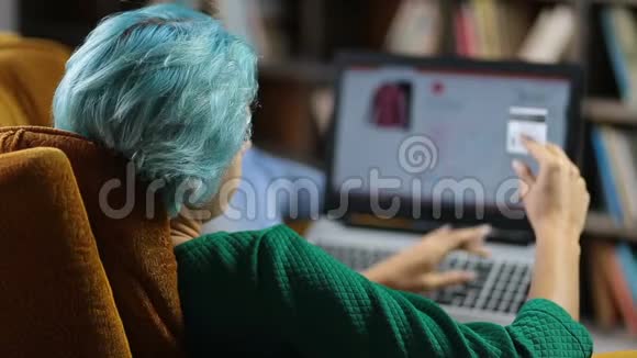 可爱的女性顾客在网上购买笔记本电脑视频的预览图