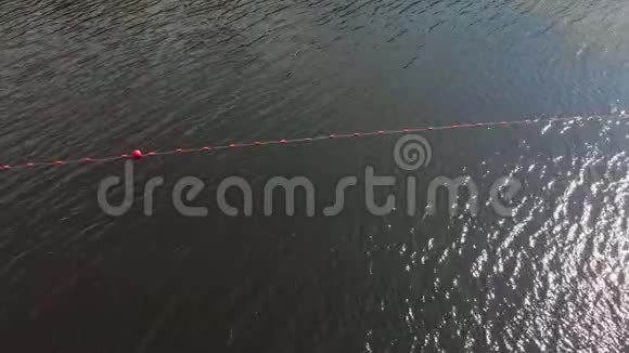 橙色浮标的安全在河上围栏的地方游泳在海滩上空中射击视频的预览图