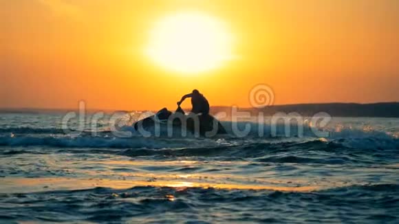 一个人骑着水上滑板车在穿越大海视频的预览图
