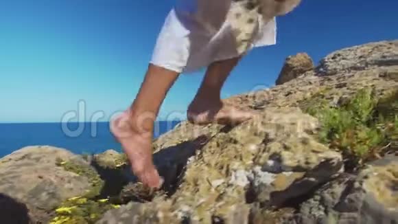裸露的雌性腿在岩石地形上行走视频的预览图