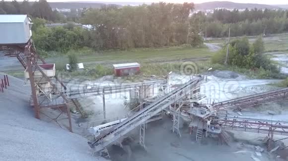 混凝土支撑上的大型白色采矿施工过时视频的预览图