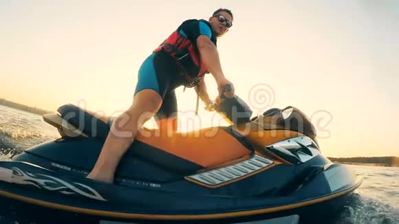 一辆水上滑板车的司机在湖边晒太阳视频的预览图
