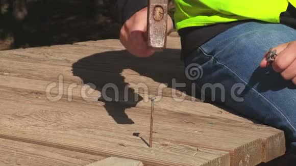 工人在木板上咬钉子视频的预览图