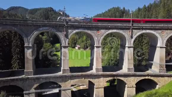 奥地利Semmering铁路高架桥上的列车视频的预览图