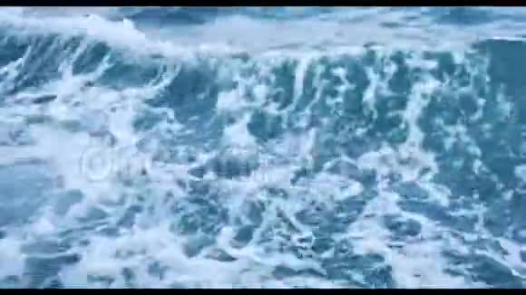 越南普夸克海水的表面在白天水上的巨浪视频的预览图