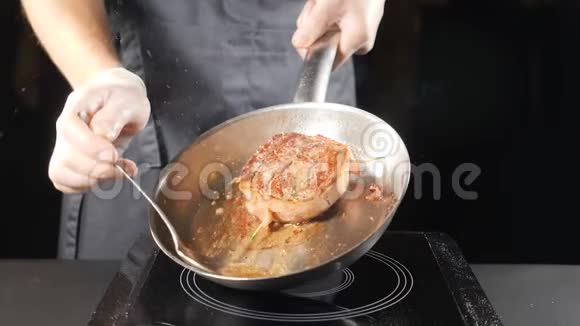 不健康的食品观念用勺子把厨师手上的油倒在肉上慢动作高清高清视频的预览图