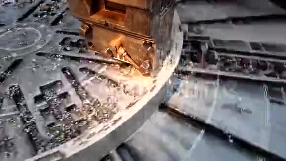 生产过程中金属加工的视频剪辑在圆板上的块架上借助刀具旋转w视频的预览图