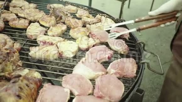 肉在铁烤架上煎特写镜头BBQ视频的预览图