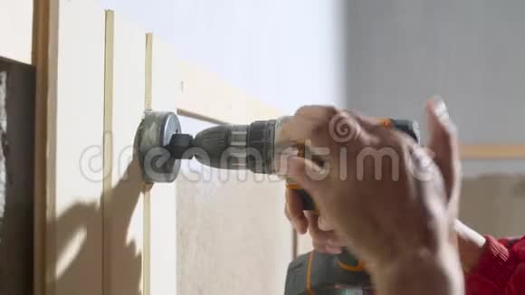 建筑工人在木板上划出一个圆孔视频的预览图
