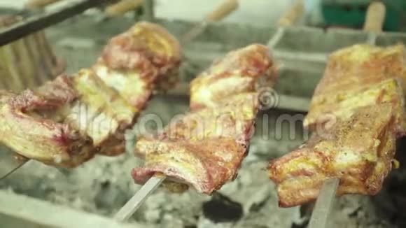 肉在铁烤架上煎特写镜头BBQ视频的预览图