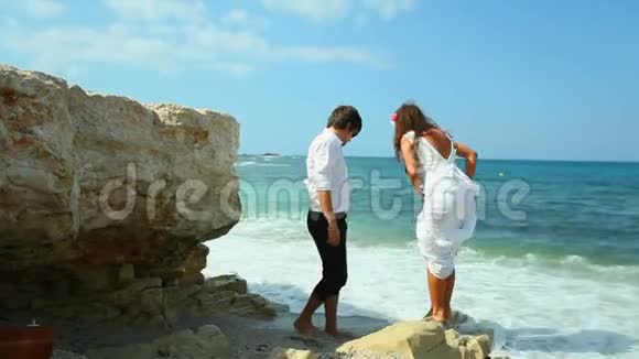 海滩上新婚快乐视频的预览图