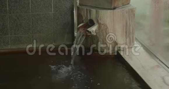 温泉水流入日本浴室onsen视频的预览图