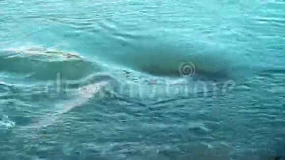 一股巨大的深蓝水稳健漂亮的镜头完美的电影肆虐的山河绿松石波视频的预览图