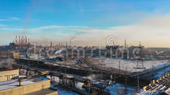与之形成对比的是工业建筑许多工作场所和已发展的工厂基础设施的空中全景图视频的预览图