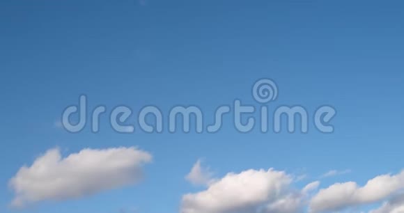 天空中的云在大气中逐渐消失视频的预览图