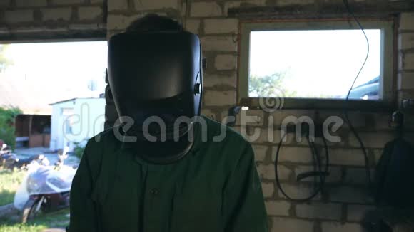 机械师用防护面罩做他的工作在车库或车间工作的人戴防护面罩的家伙视频的预览图