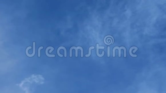 乌云密布的蓝天白天或晚上的天空和云彩软焦镜头抽象性质背景视频的预览图