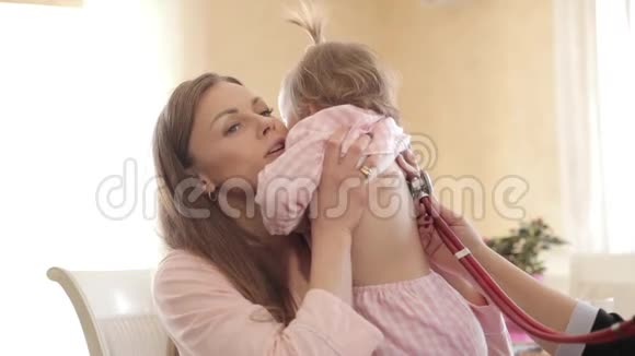 美丽的母亲和女儿预约医生视频的预览图