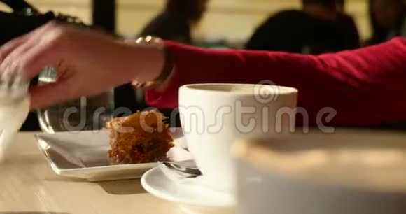 白种人妇女用叉子吃传统的希腊蜂蜜蛋糕的侧视图视频的预览图