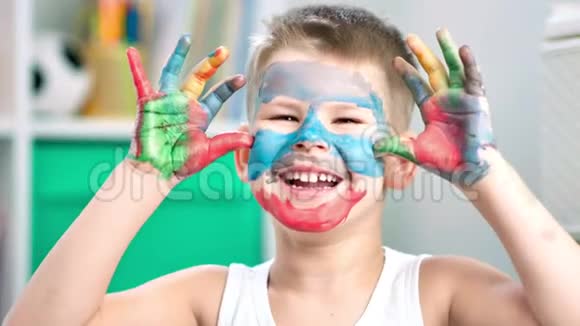 一个快乐的创意男孩用手指绘画的特写视频视频的预览图