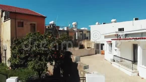 德龙在塞浦路斯城市帕福斯前面是橘子树城市建筑有红色屋顶空中景观视频的预览图
