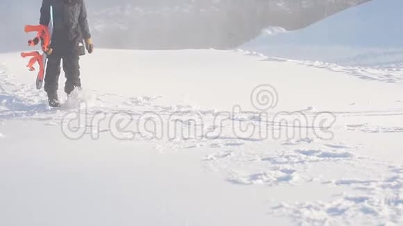 快乐的人要去岩石山上滑雪板视频的预览图
