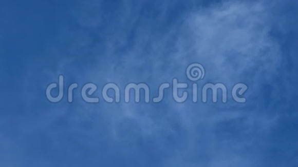 乌云密布的蓝天白天或晚上的天空和云彩软焦镜头抽象性质背景视频的预览图