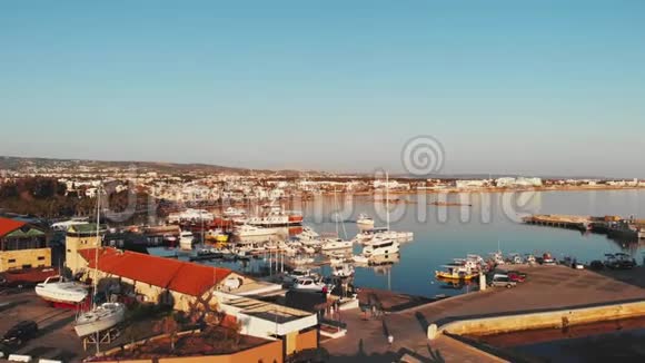 帕福斯市码头海湾上有游艇摩托艇船只和浮在码头附近的渔业船视频的预览图