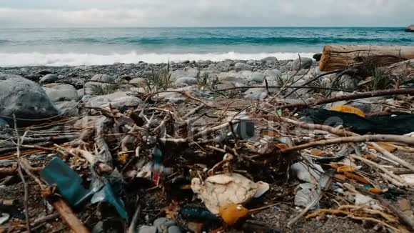 垃圾塑料垃圾海滩环境污染在背景上缓慢移动垃圾塑料视频的预览图